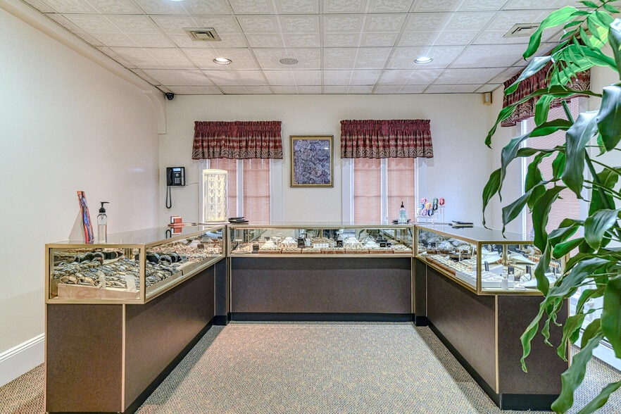 173 N Main St, Milltown, NJ for sale - Interior Photo - Image 2 of 45