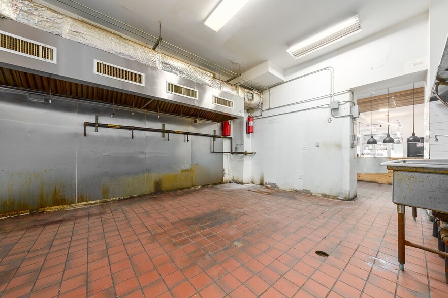 410 Utica Ave, Brooklyn, NY for lease - Building Photo - Image 2 of 8