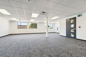 370 Speedvale Ave W, Guelph, ON à louer Photo intérieure- Image 2 de 8