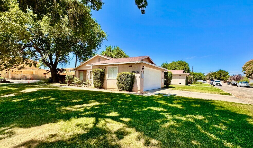 38605 25th St E, Palmdale, CA for sale - Primary Photo - Image 1 of 1