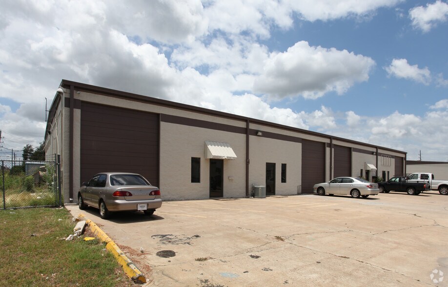 11351 Jones Rd W, Houston, TX à louer - Photo du bâtiment - Image 2 de 2