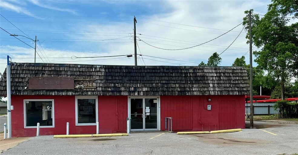 412 S 4th St, Chickasha, OK for sale - Building Photo - Image 1 of 5