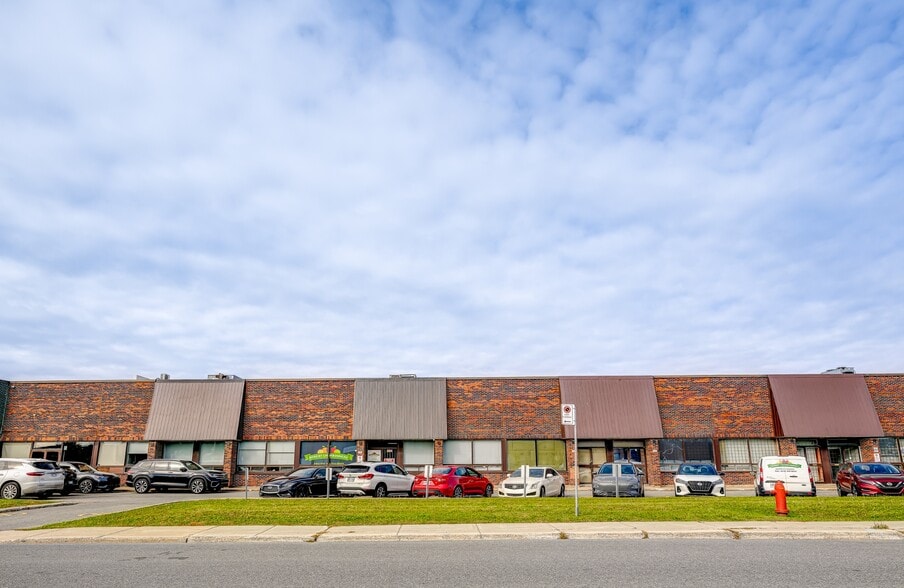 295-341 Rue Benjamin-Hudon, Montréal, QC à louer - Photo du bâtiment - Image 3 de 10
