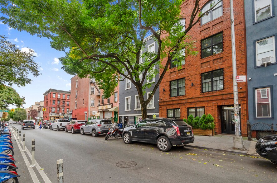 128 India St, Brooklyn, NY à vendre - Photo du bâtiment - Image 2 de 27