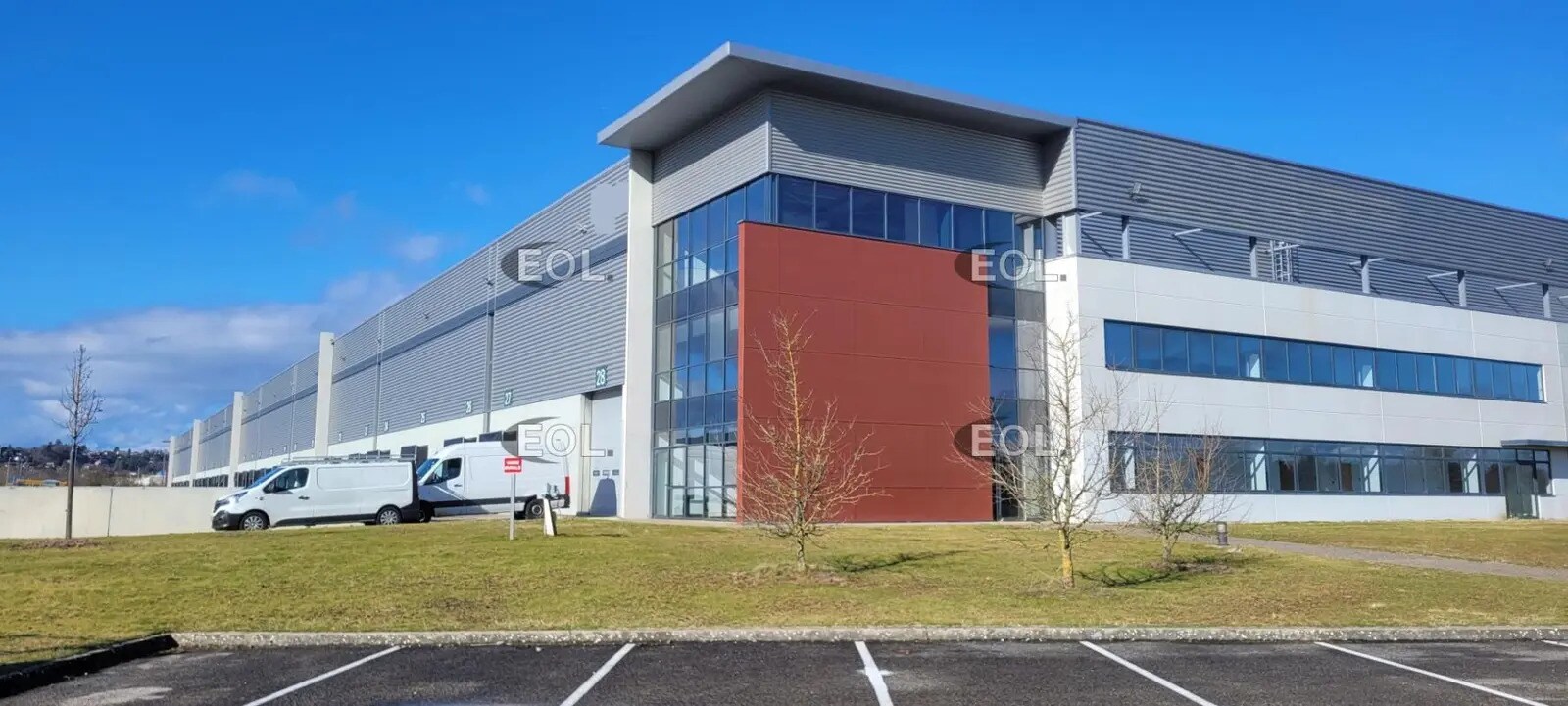 Industrial in Saint-Quentin-Fallavier for lease Building Photo- Image 1 of 9