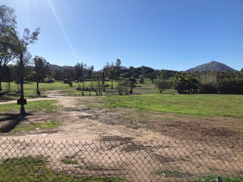 18737 Highland Valley Rd, Ramona, CA à louer - Photo du bâtiment - Image 3 de 7