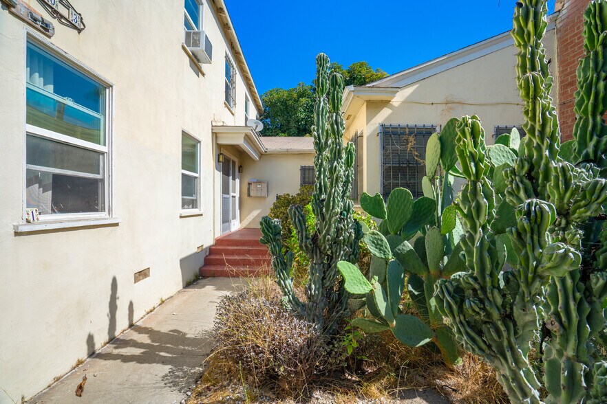 2011 S Shenandoah St, Los Angeles, CA à vendre - Photo du bâtiment - Image 2 de 23