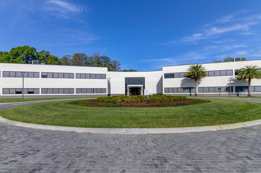 3802 Coconut Palm Dr, Tampa, FL for lease - Building Photo - Image 2 of 5