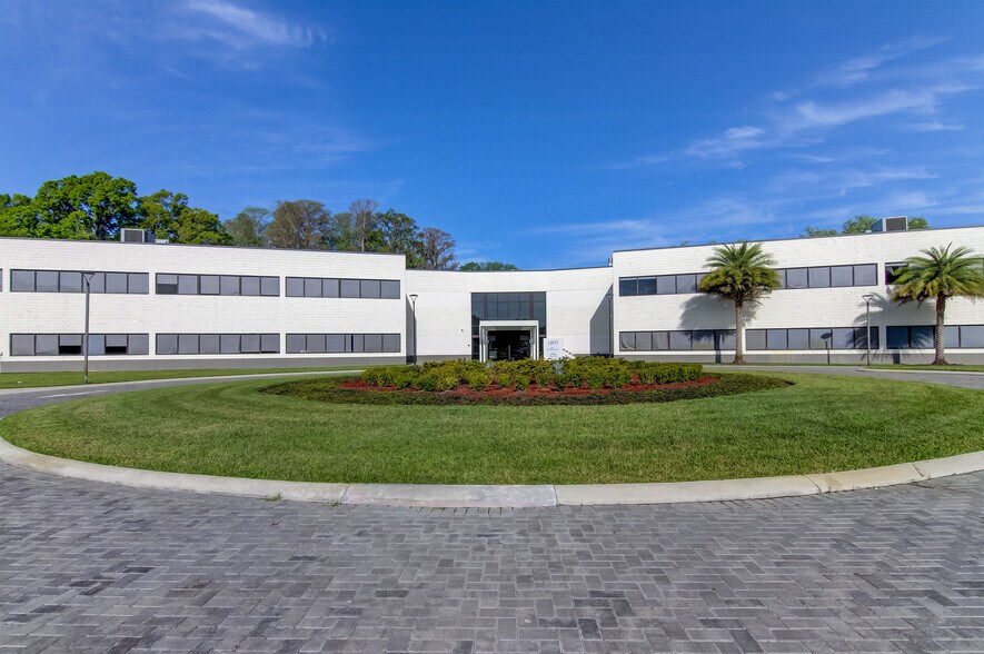 3802 Coconut Palm Dr, Tampa, FL à louer - Photo du bâtiment - Image 2 de 5