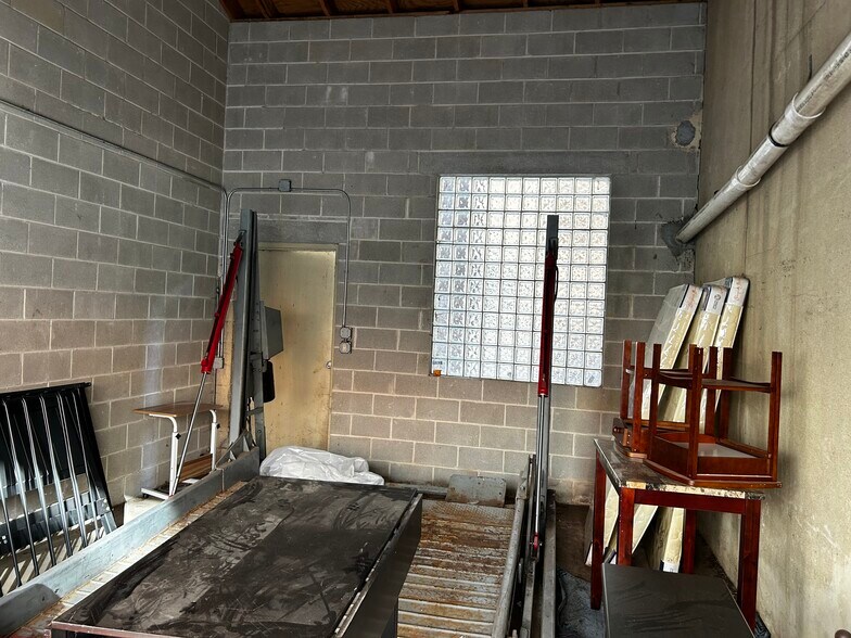 Mix Use Building with Townhouse portefeuille de 2 propriétés à vendre sur LoopNet.ca - Photo du bâtiment - Image 2 de 15