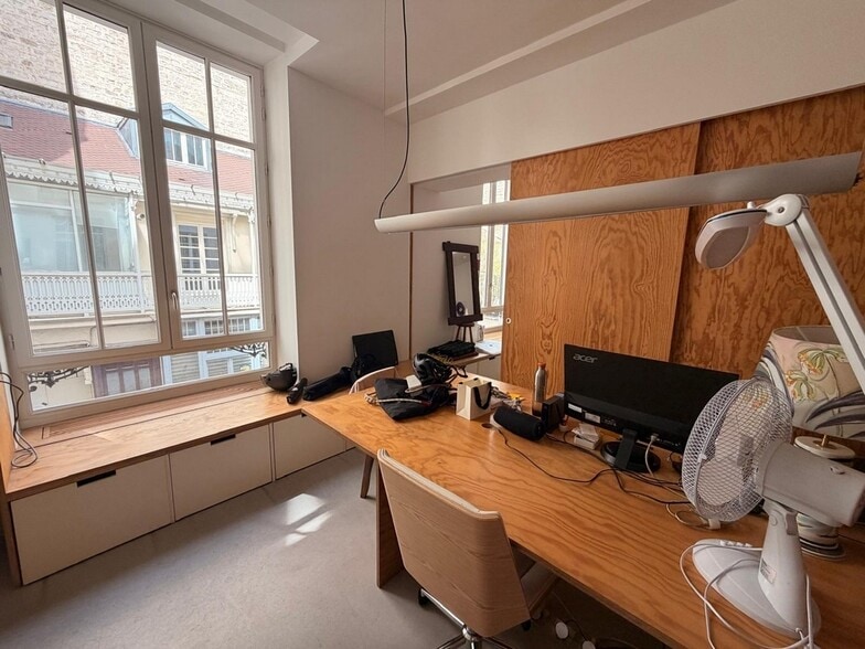38 Rue Marguerite De Rochechouart, Paris for lease - Interior Photo - Image 3 of 6