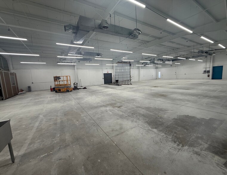 1915 MacArthur Rd, Waukesha, WI à louer - Photo du bâtiment - Image 2 de 10