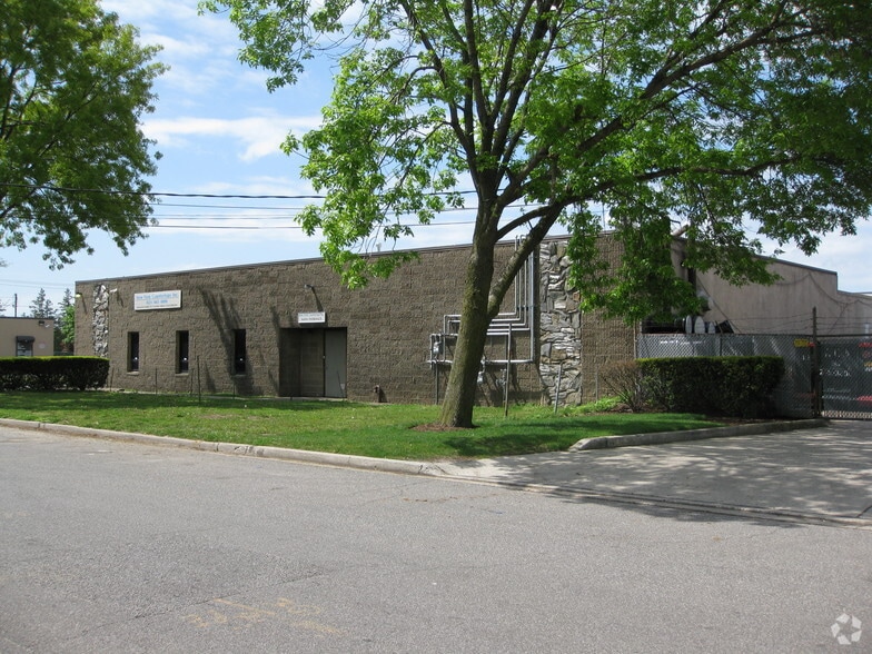20 Eads St, West Babylon, NY à louer - Photo du bâtiment - Image 2 de 4