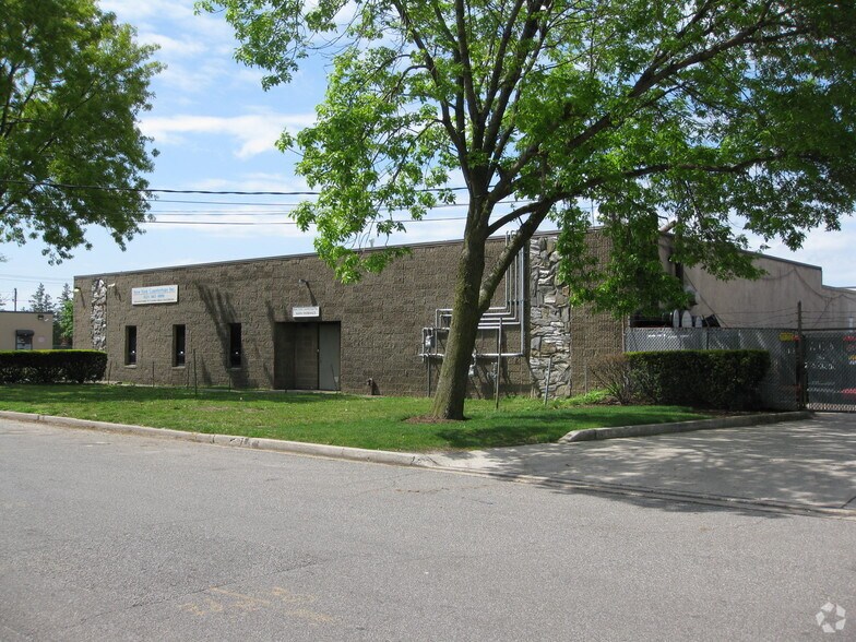 20 Eads St, West Babylon, NY à louer - Photo du bâtiment - Image 2 de 4