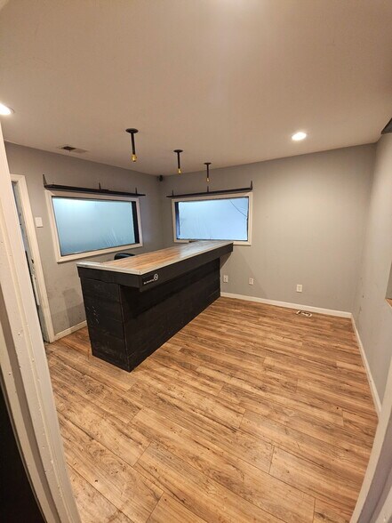 195-203 N Fehr Way, Bay Shore, NY à louer - Photo intérieure - Image 3 de 5