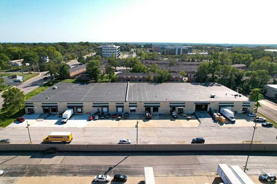 1067-1083 N Warson Rd, Saint Louis, MO à louer - Photo du bâtiment - Image 3 de 3