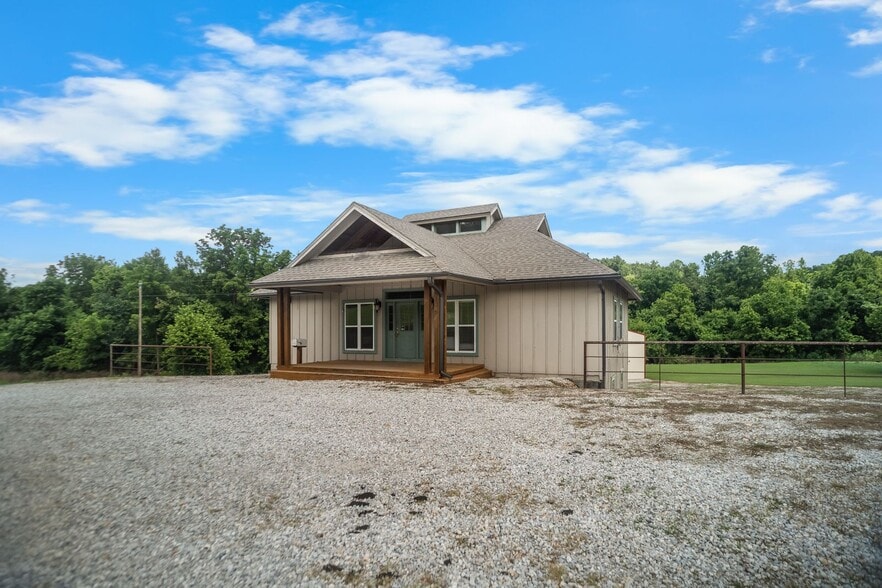 1600 Clifty Hwy portfolio of 2 properties for sale on LoopNet.ca - Building Photo - Image 2 of 36