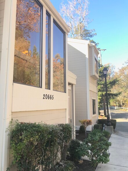 20665 4th St, Saratoga, CA à louer - Photo du bâtiment - Image 3 de 26