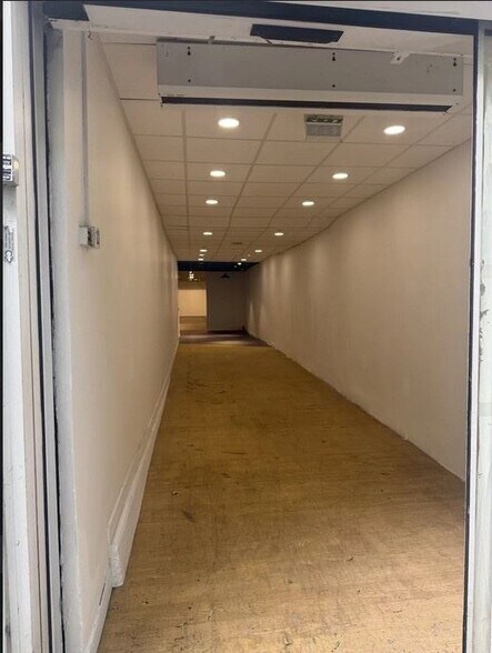 Retail in Paris for lease - Interior Photo - Image 2 of 6