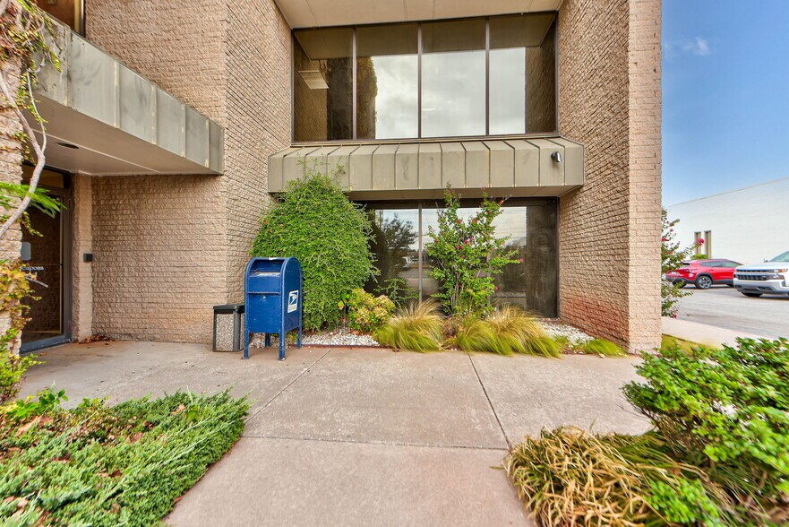 3727 NW 63rd St, Oklahoma City, OK for lease - Building Photo - Image 2 of 26