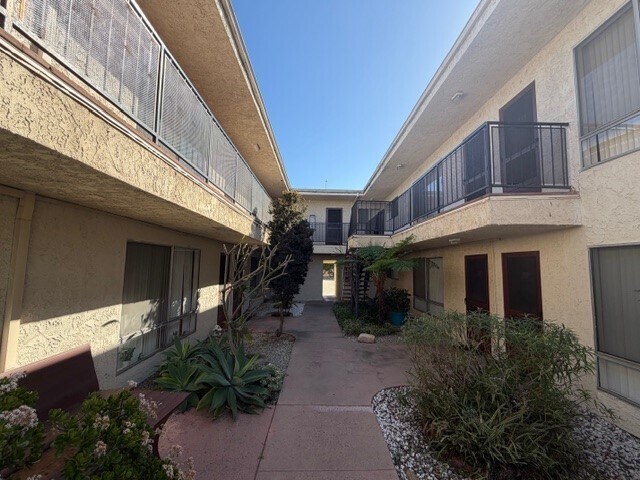 25711 Frampton Ave, Harbor City, CA à vendre - Photo du bâtiment - Image 3 de 5