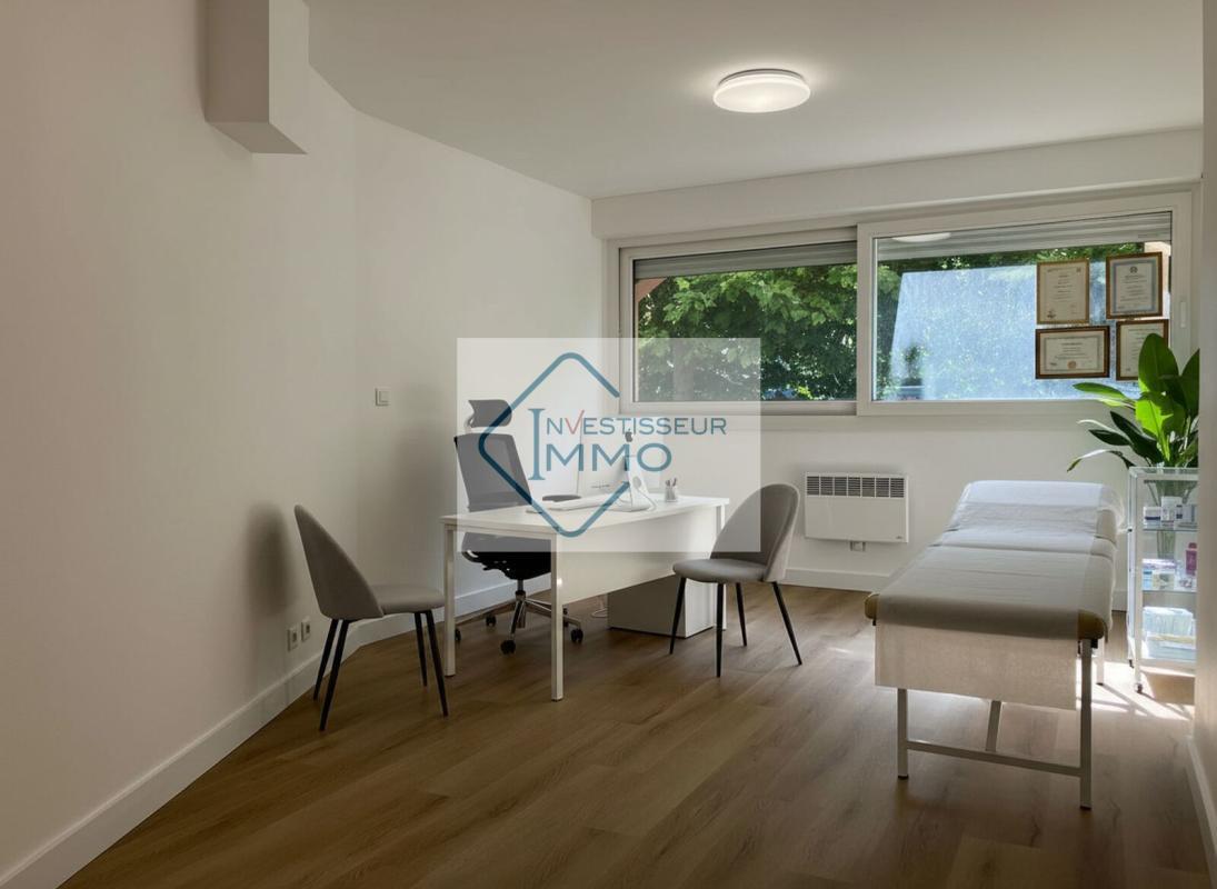 Retail in Sainte Genevieve Des Bois for lease Interior Photo- Image 1 of 6