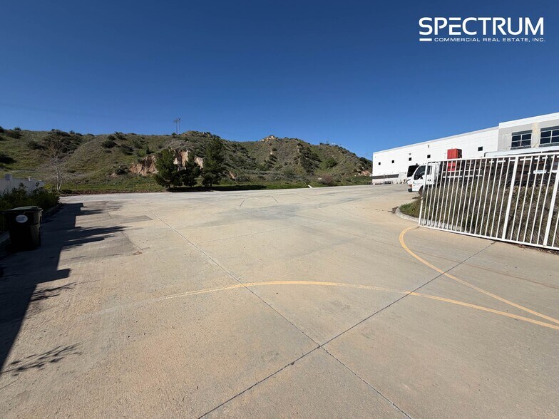 28141 Kelly Johnson Pky, Santa Clarita, CA à louer - Photo du bâtiment - Image 2 de 10