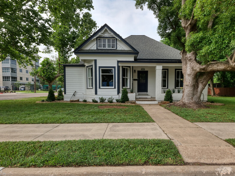 303 E Locust St, Angleton, TX à louer - Photo principale - Image 1 de 24