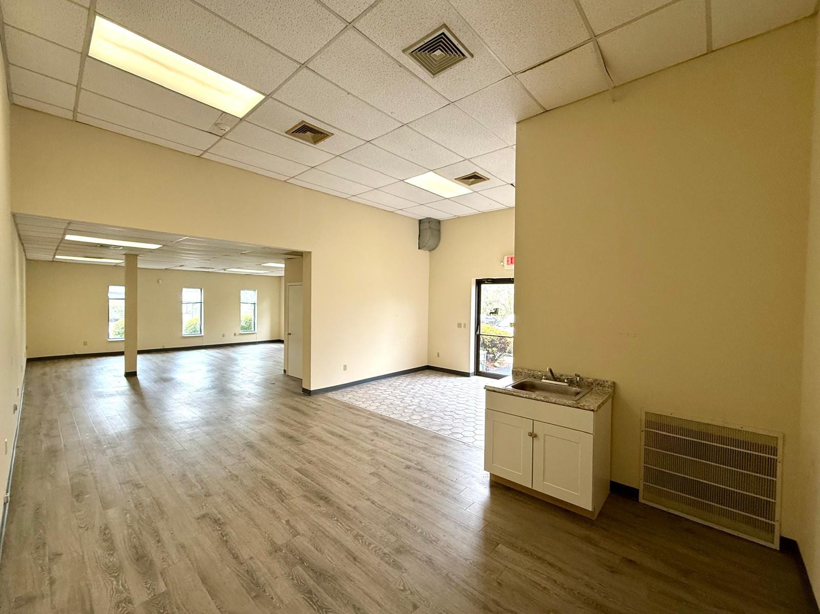 456 US Highway 22 W, Readington, NJ à louer Photo intérieure- Image 1 de 3