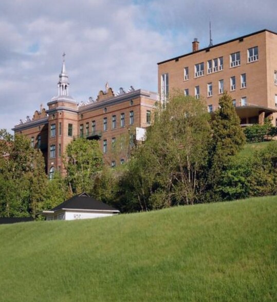 700 Rue Racine E, Le Fjord-du-Saguenay, QC for sale - Primary Photo - Image 1 of 1