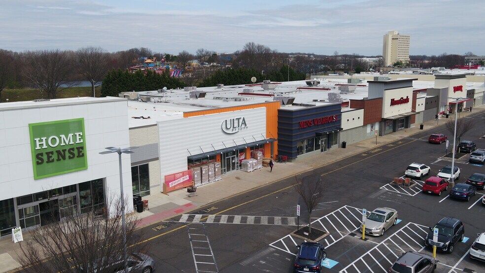 2424 E Lincoln Hwy, Langhorne, PA à louer - Photo du bâtiment - Image 2 de 6