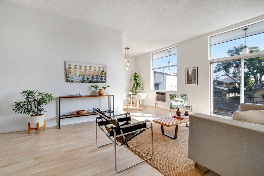 1045 N Ardmore Ave, Los Angeles, CA à vendre - Photo du bâtiment - Image 2 de 24