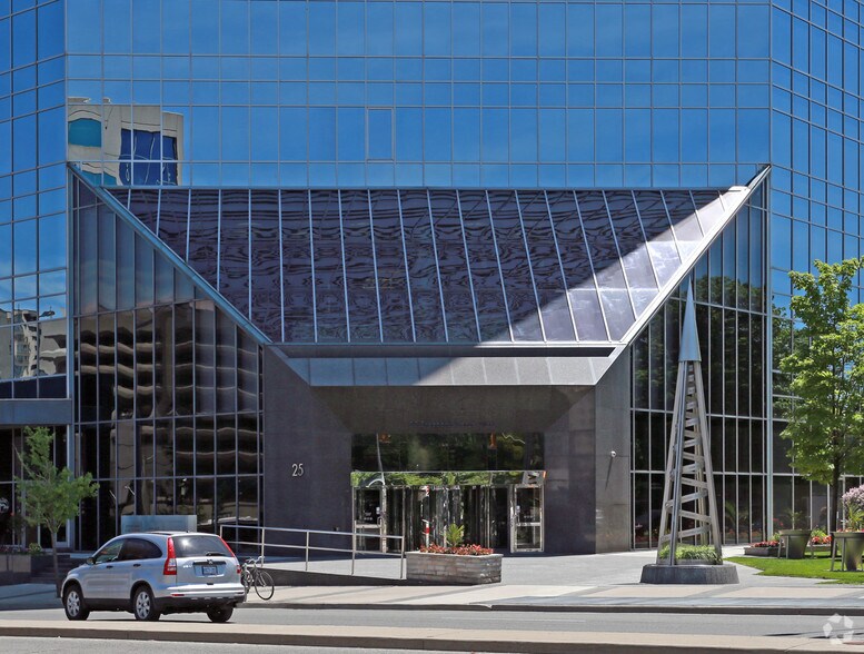 25 Sheppard Ave W, Toronto, ON à louer - Photo du bâtiment - Image 2 de 6