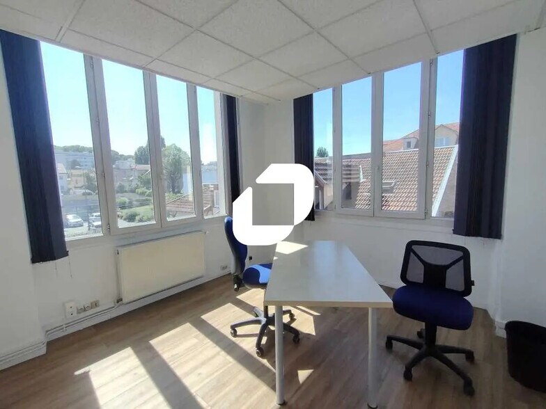 49 Rue Lamartine, Versailles for lease - Interior Photo - Image 1 of 5