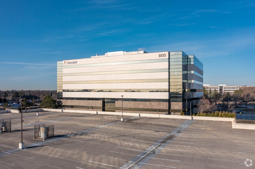 800 Tower Dr, Troy, MI à louer - Photo du bâtiment - Image 1 de 4