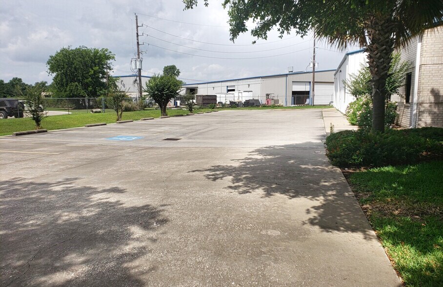 5335 Brystone Dr, Houston, TX for lease - Building Photo - Image 3 of 18