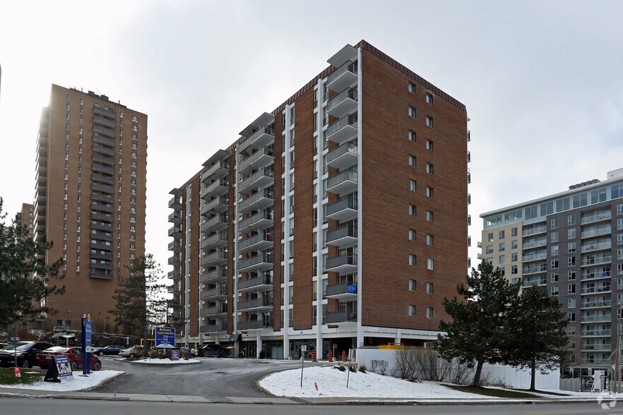 230-240 Brittany Dr, Ottawa, ON à louer - Photo du bâtiment - Image 2 de 10