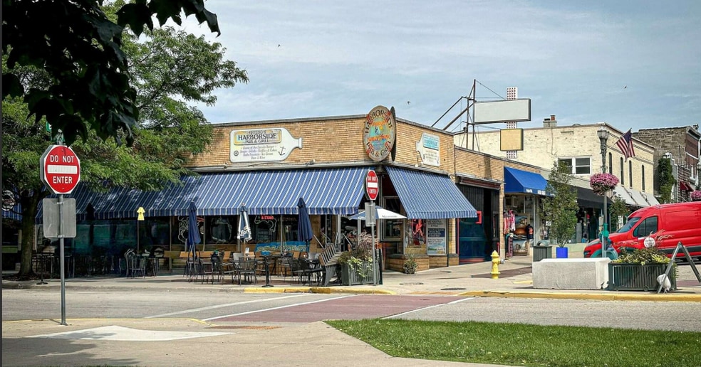 100 Broad St, Lake Geneva, WI for sale - Building Photo - Image 2 of 6