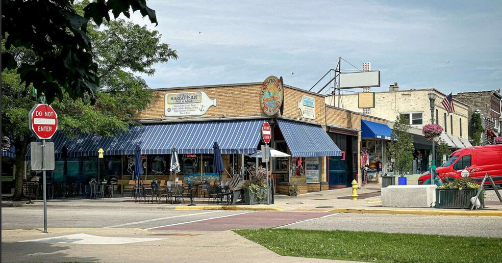 100 Broad St, Lake Geneva, WI à vendre - Photo du bâtiment - Image 2 de 6