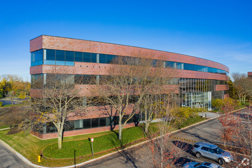 1221 E Business Center Dr, Mount Prospect, IL à louer - Photo du bâtiment - Image 1 de 8