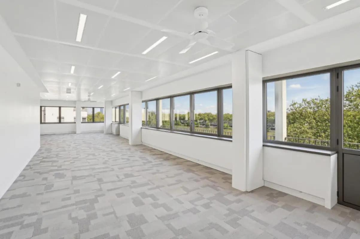 Office in Lyon for sale Building Photo- Image 1 of 12