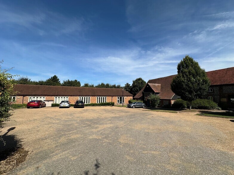 Abbey Barn Ln, High Wycombe for lease - Building Photo - Image 2 of 5