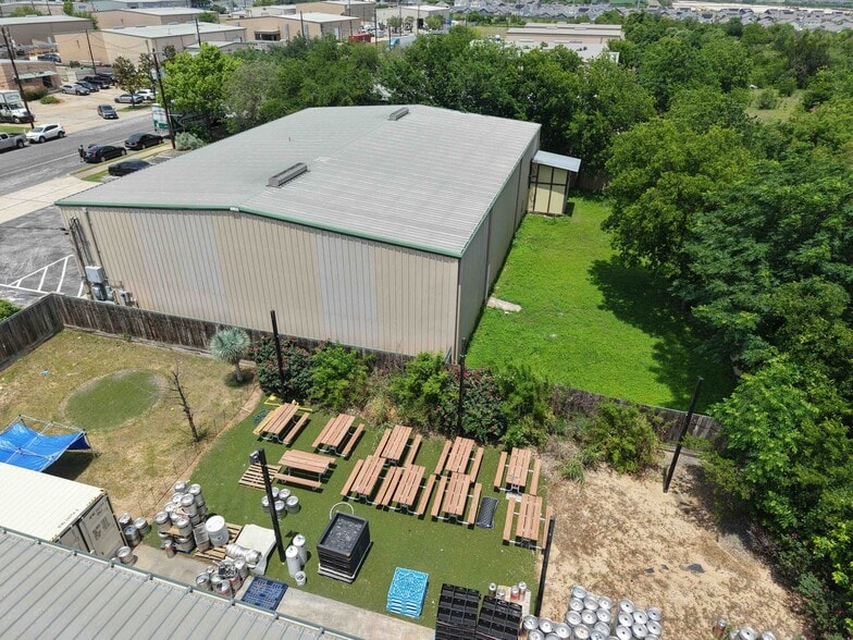 2350 Patterson Industrial Dr, Pflugerville, TX à louer - Photo du bâtiment - Image 2 de 7
