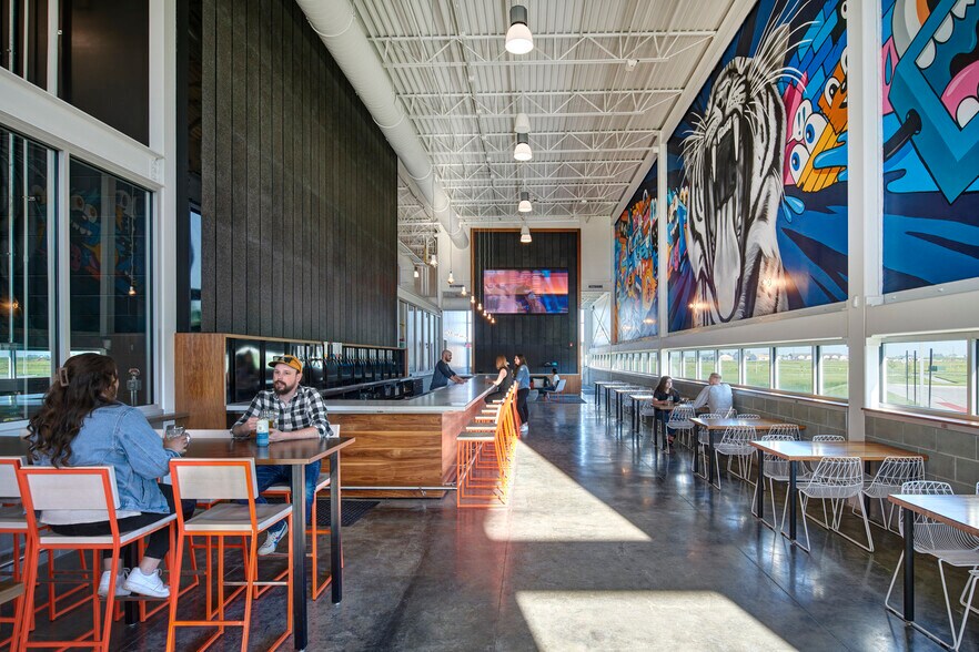 255 NW Sunrise Dr, Waukee, IA for sale - Interior Photo - Image 2 of 11