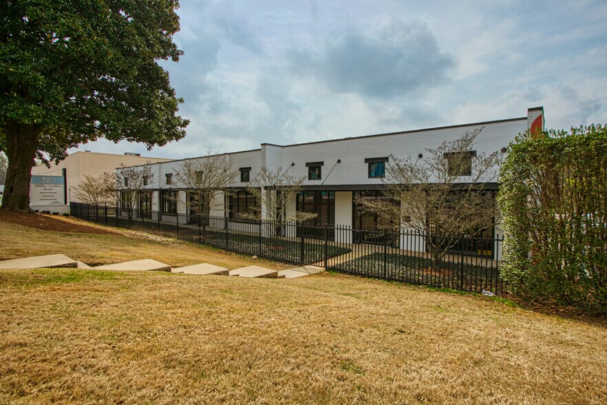 3580 Pierce Dr NE, Chamblee, GA à louer - Photo du bâtiment - Image 3 de 14