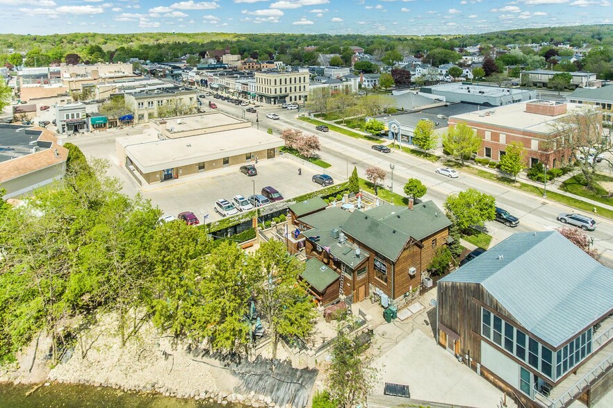 642 W Main St, Lake Geneva, WI for sale - Building Photo - Image 1 of 1