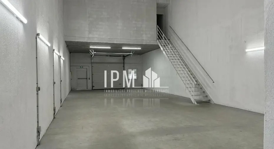 Flex in Aubagne for lease - Interior Photo - Image 1 of 5