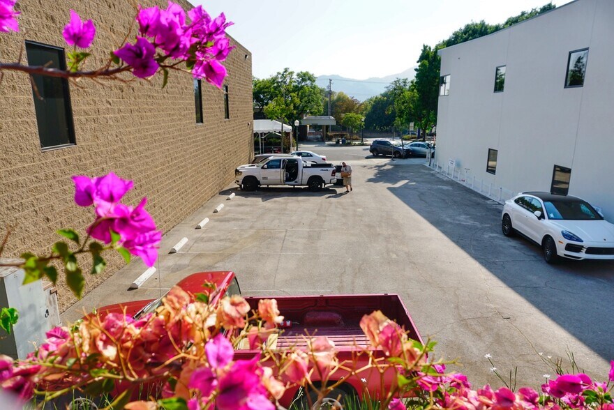 2347-2351 Honolulu Ave, Montrose, CA for lease - Building Photo - Image 3 of 6