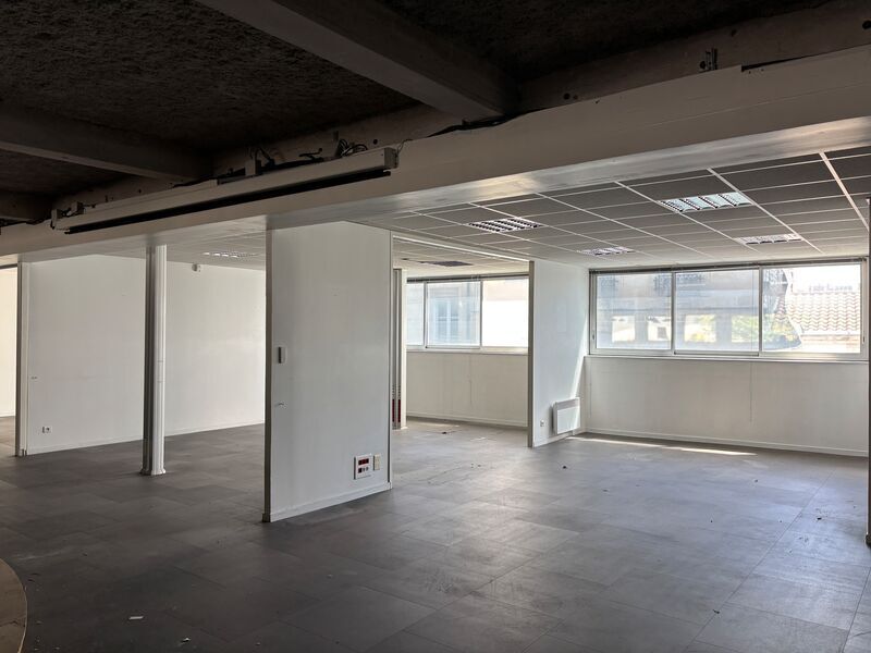 Office in Bordeaux for lease Interior Photo- Image 1 of 7