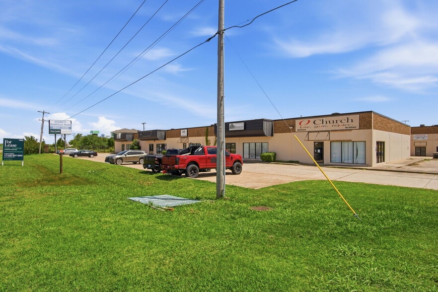 72,000SF MULTI-TENANT INDUSTRIAL portfolio of 3 properties for sale on LoopNet.ca - Building Photo - Image 2 of 27